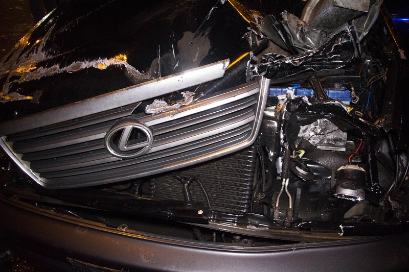 ДТП на Набережной: Lexus врезался в дорожный барьер (ВИДЕО) 6