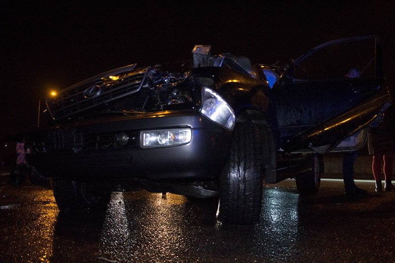ДТП на Набережной: Lexus врезался в дорожный барьер (ВИДЕО) 8