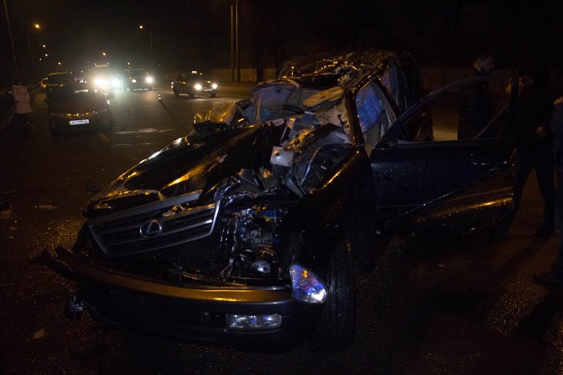 ДТП на Набережной: Lexus врезался в дорожный барьер (ВИДЕО) 9