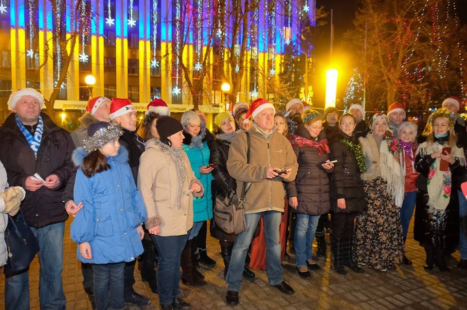 Необычный флешмоб: в центре Днепра бойцы АТО и волонтеры танцевали вальс (ФОТО) 3