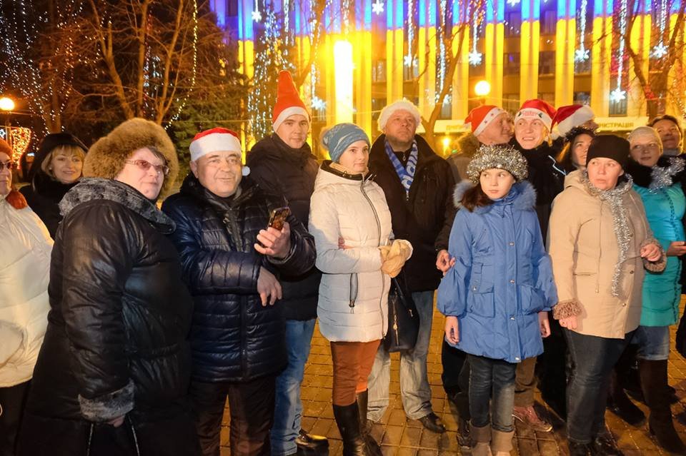 Необычный флешмоб: в центре Днепра бойцы АТО и волонтеры танцевали вальс (ФОТО) 6