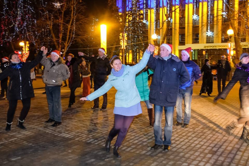 Необычный флешмоб: в центре Днепра бойцы АТО и волонтеры танцевали вальс (ФОТО) 8