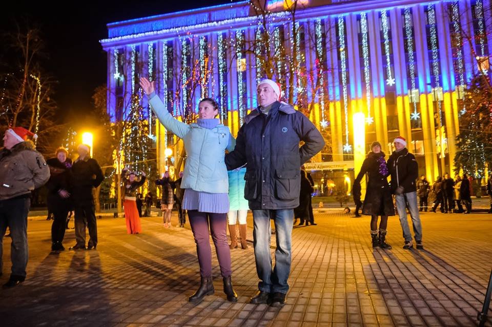 Необычный флешмоб: в центре Днепра бойцы АТО и волонтеры танцевали вальс (ФОТО) 9