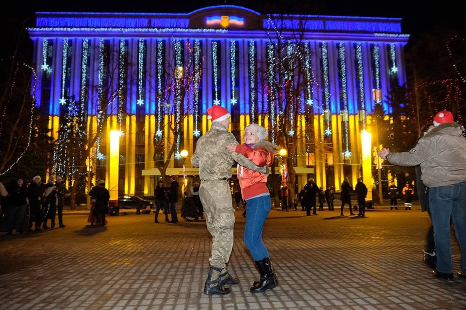 Необычный флешмоб: в центре Днепра бойцы АТО и волонтеры танцевали вальс (ФОТО) 11