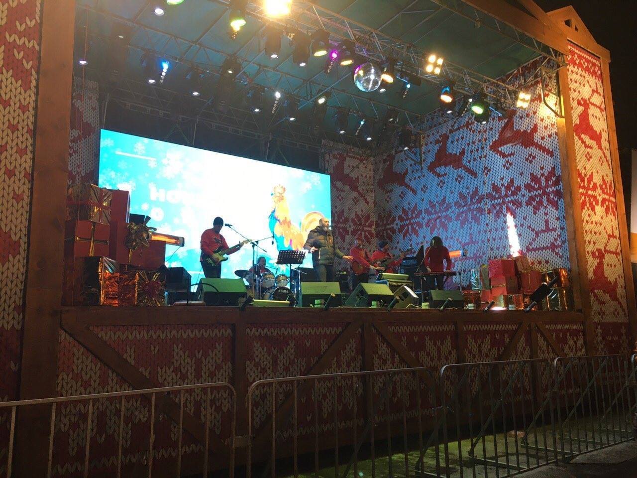 Как в центре Днепра Новый год праздновали: полная площадь людей и взрывы фейерверков (ФОТО) 1