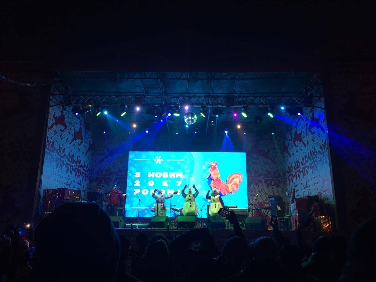 Как в центре Днепра Новый год праздновали: полная площадь людей и взрывы фейерверков (ФОТО) 2