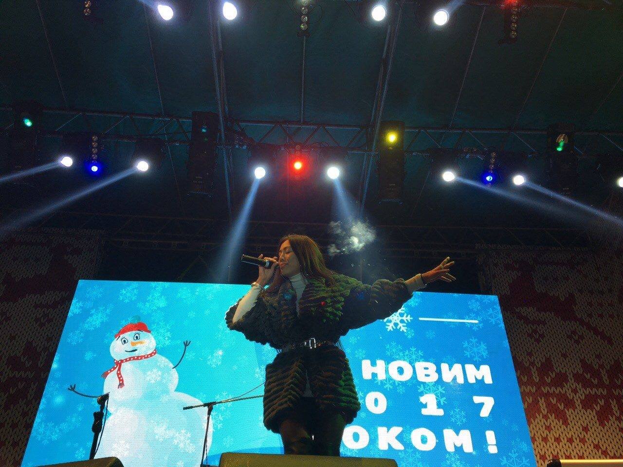 Как в центре Днепра Новый год праздновали: полная площадь людей и взрывы фейерверков (ФОТО) 3