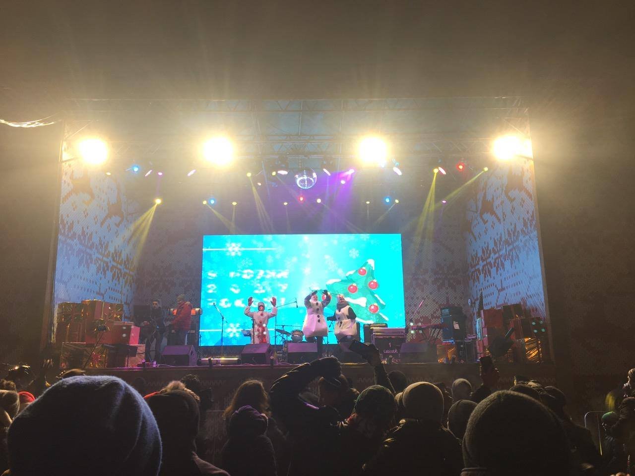 Как в центре Днепра Новый год праздновали: полная площадь людей и взрывы фейерверков (ФОТО) 4