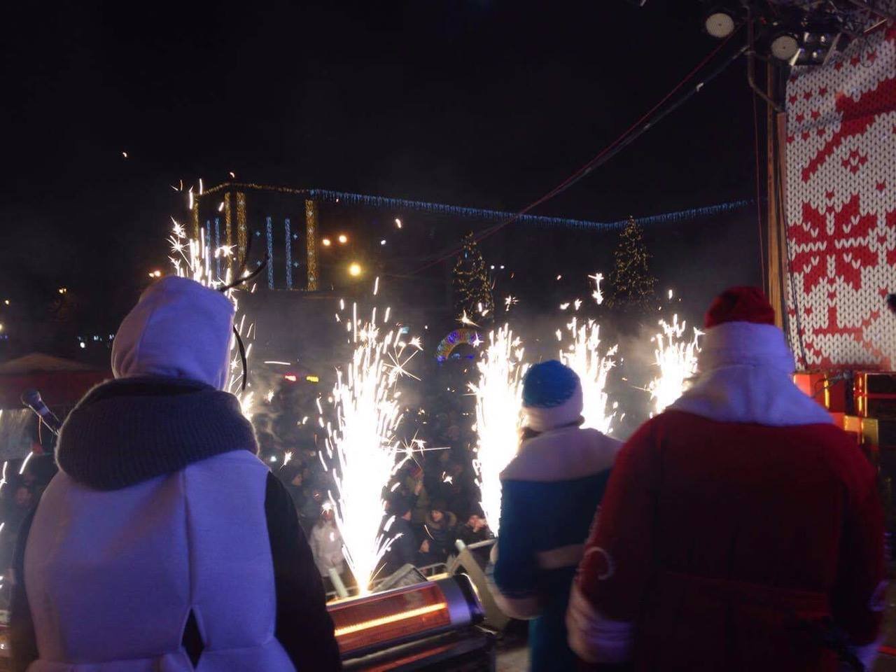 Как в центре Днепра Новый год праздновали: полная площадь людей и взрывы фейерверков (ФОТО) 5