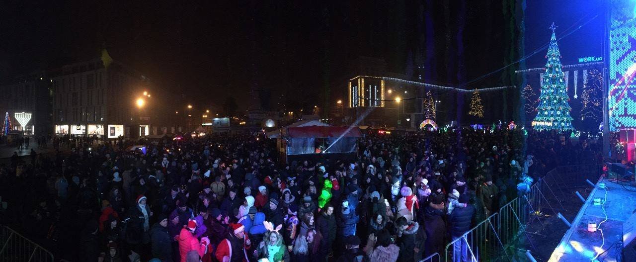 Как в центре Днепра Новый год праздновали: полная площадь людей и взрывы фейерверков (ФОТО) 6