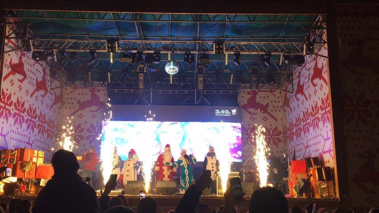 Как в центре Днепра Новый год праздновали: полная площадь людей и взрывы фейерверков (ФОТО) 7