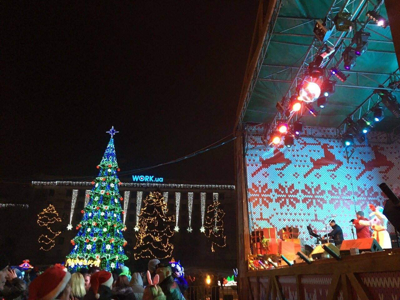 Как в центре Днепра Новый год праздновали: полная площадь людей и взрывы фейерверков (ФОТО) 8