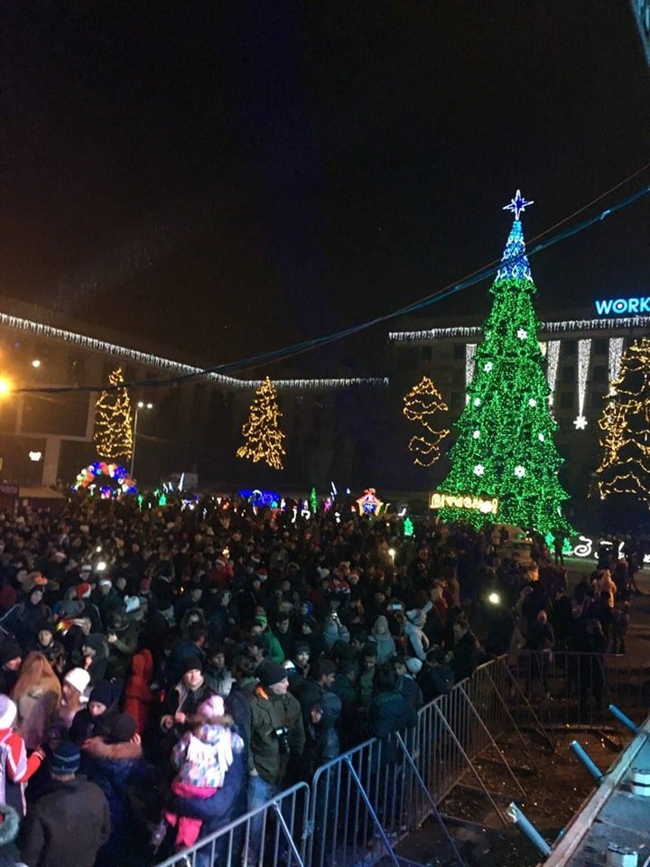 Как в центре Днепра Новый год праздновали: полная площадь людей и взрывы фейерверков (ФОТО) 9