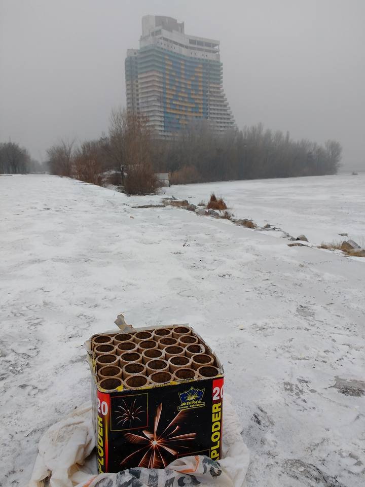 Как в центре Днепра Новый год праздновали: полная площадь людей и взрывы фейерверков (ФОТО) 10