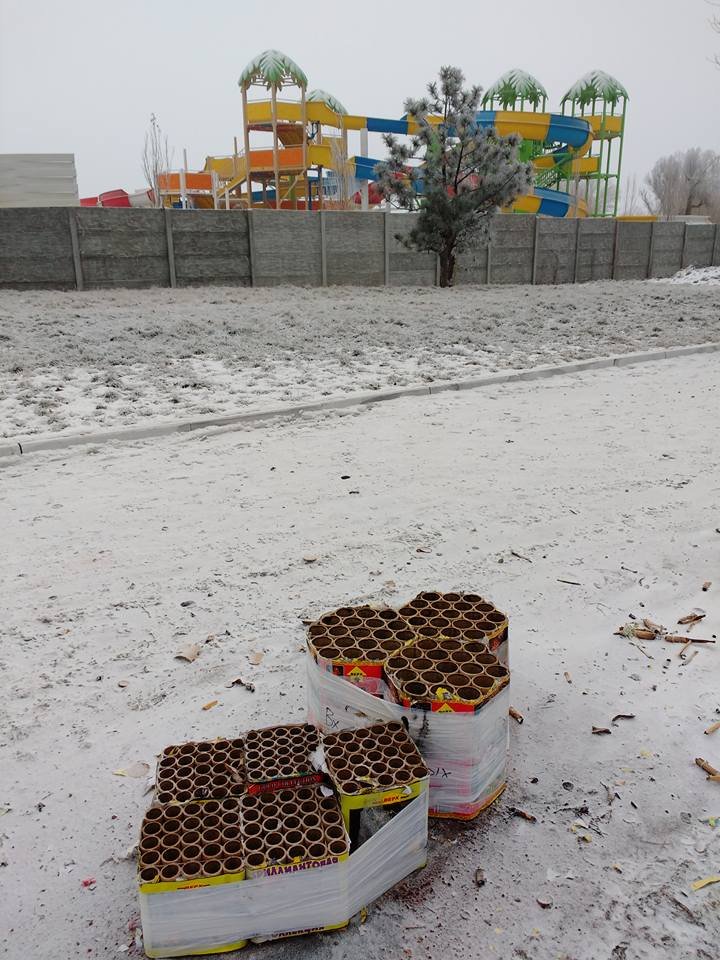 Как в центре Днепра Новый год праздновали: полная площадь людей и взрывы фейерверков (ФОТО) 11