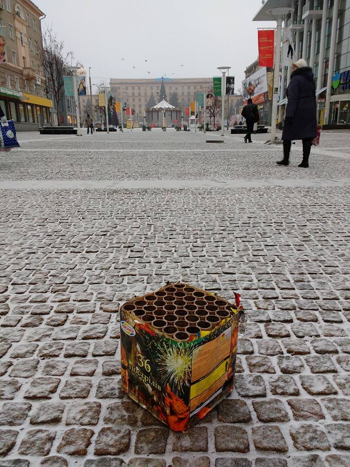 Как в центре Днепра Новый год праздновали: полная площадь людей и взрывы фейерверков (ФОТО) 12