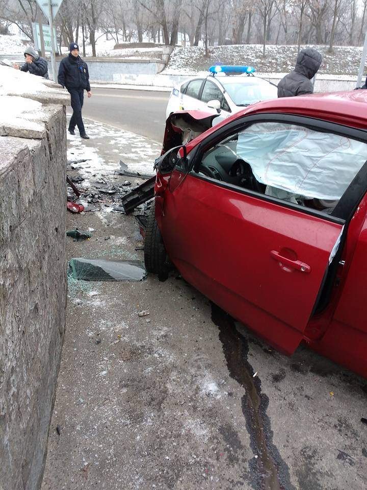 Так себе Новый год: в Днепре два ДТП случились практически в одном и том же месте (ФОТО) 3