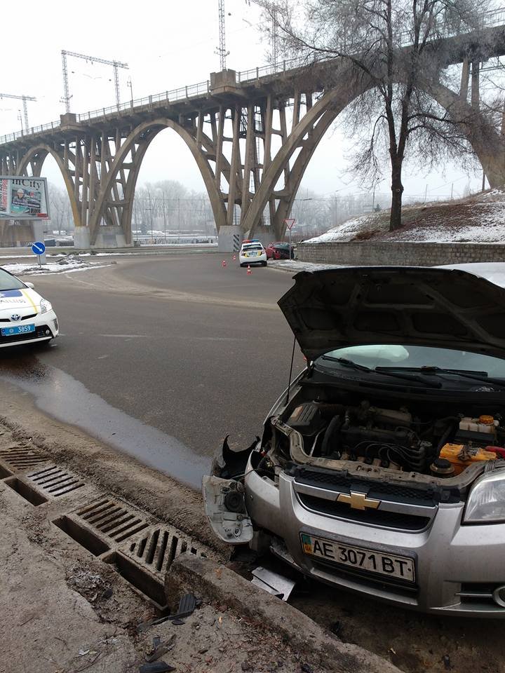 Так себе Новый год: в Днепре два ДТП случились практически в одном и том же месте (ФОТО) 4