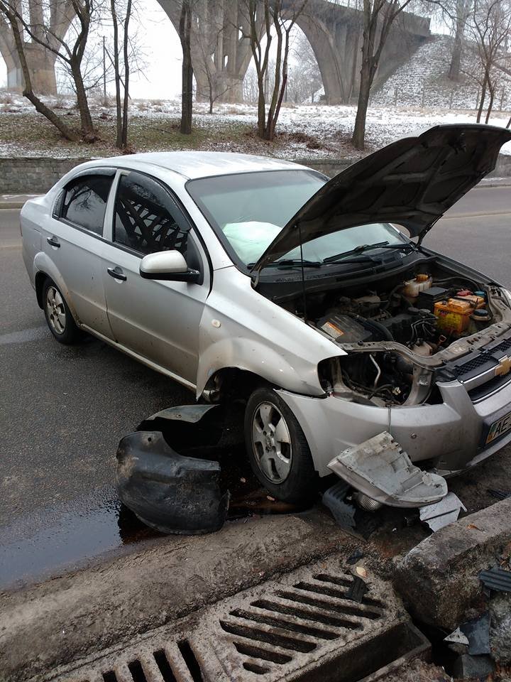 Так себе Новый год: в Днепре два ДТП случились практически в одном и том же месте (ФОТО) 5