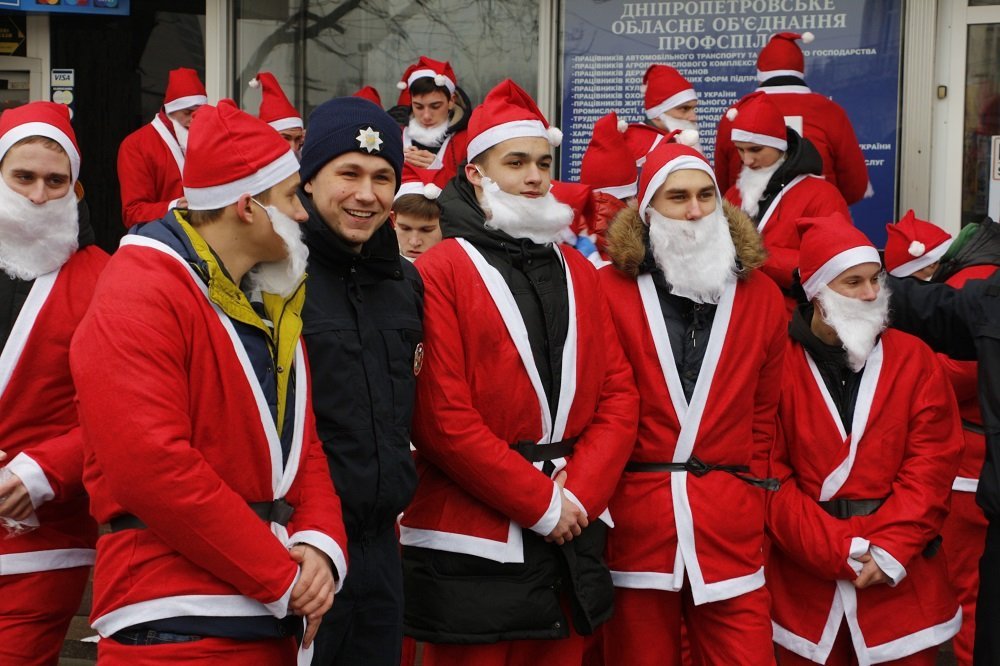 В Днепре прошел марафон Дедов Морозов (ФОТО, ВИДЕО) 1