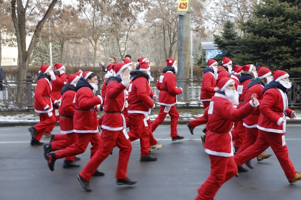 В Днепре прошел марафон Дедов Морозов (ФОТО, ВИДЕО) 7
