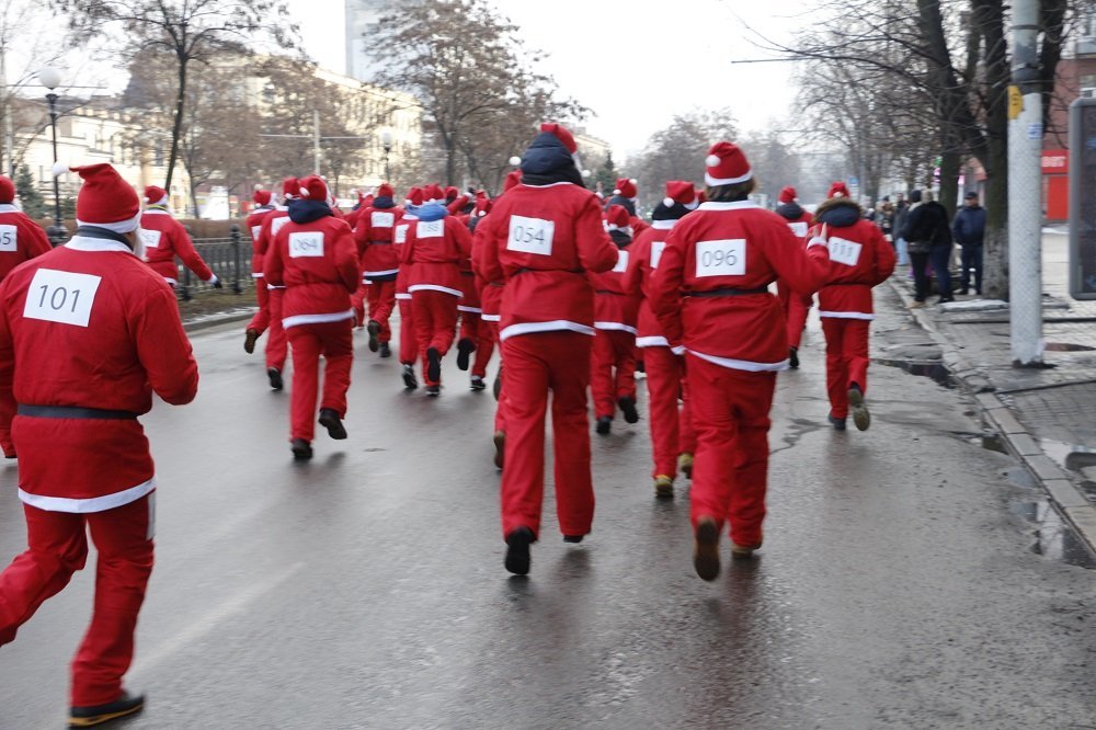 В Днепре прошел марафон Дедов Морозов (ФОТО, ВИДЕО) 8