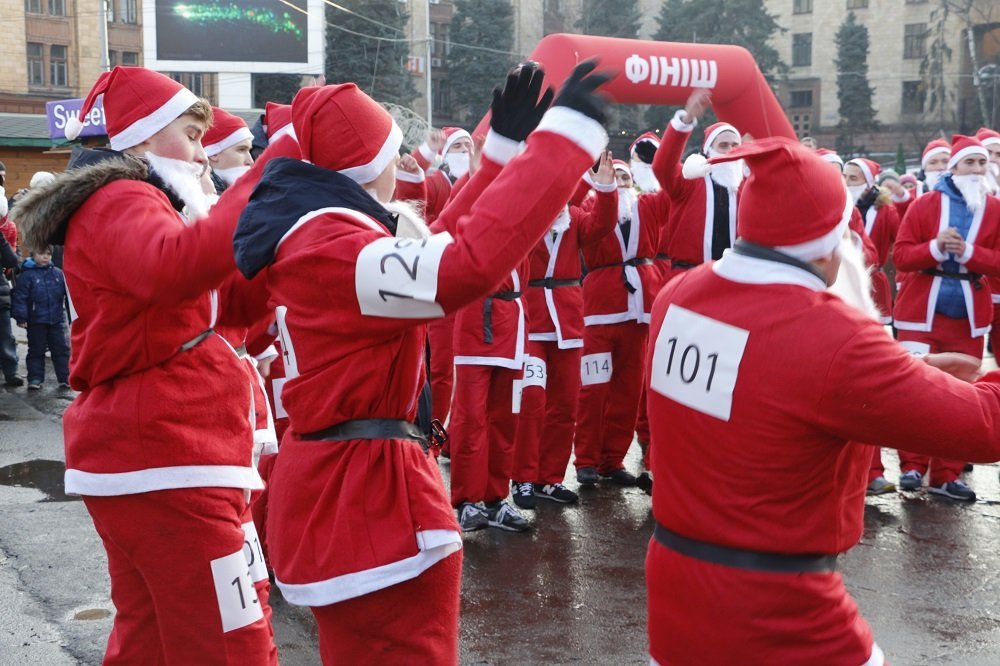 В Днепре прошел марафон Дедов Морозов (ФОТО, ВИДЕО) 10