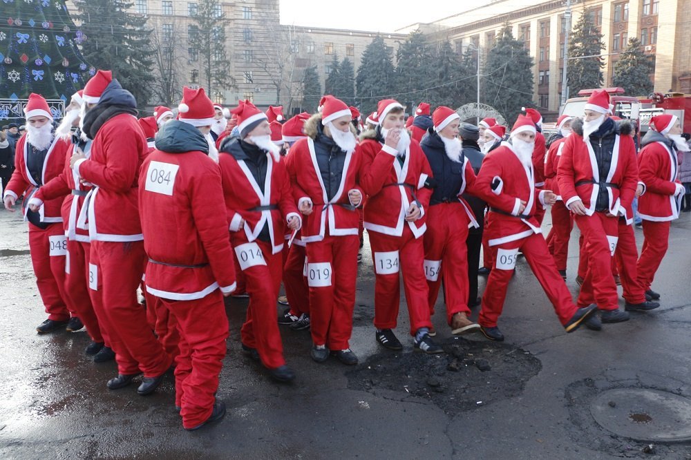 В Днепре прошел марафон Дедов Морозов (ФОТО, ВИДЕО) 11