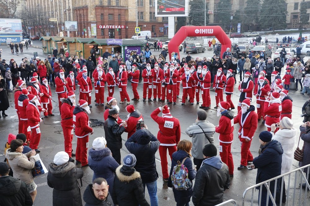 В Днепре прошел марафон Дедов Морозов (ФОТО, ВИДЕО) 12