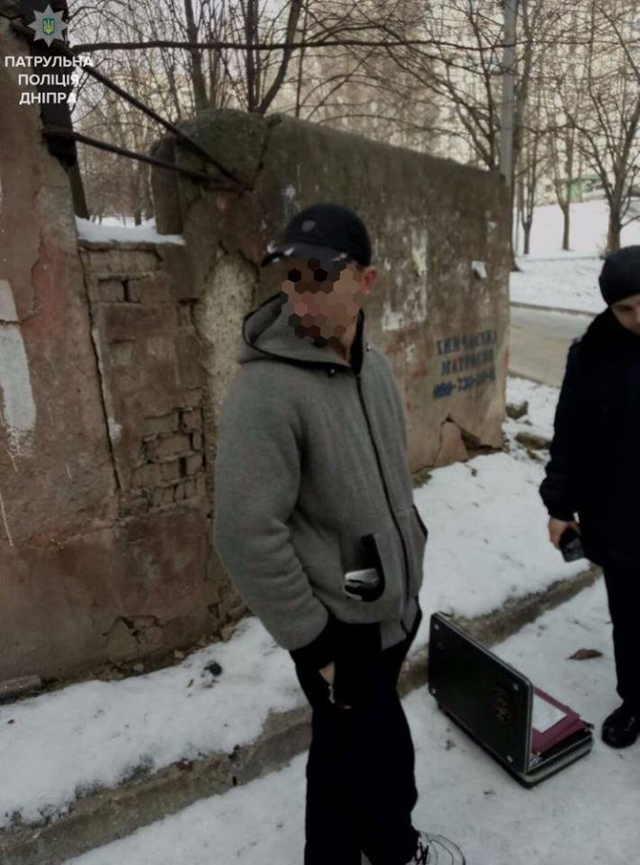 Попался на горячем: в Днепре у мужчины нашли вещество похожее на наркотики (ФОТО) 1