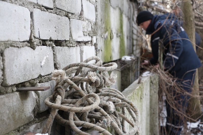 В Днепре больше двух часов спасали застрявшую собаку (ФОТО, ВИДЕО) 5