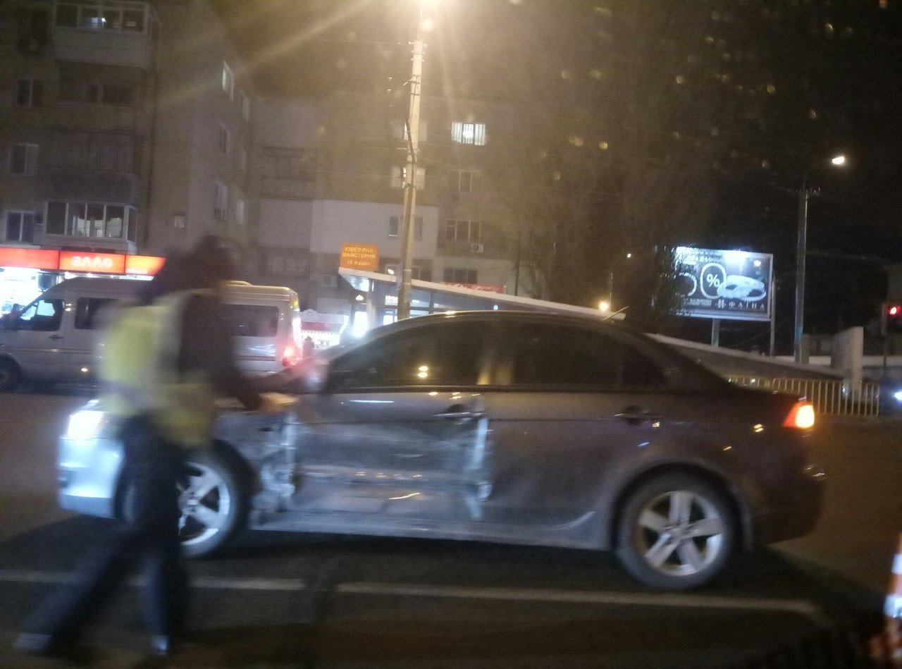 ДТП на Слобожанском: столкнулись Renault и Mitsubishi (ФОТО) 3