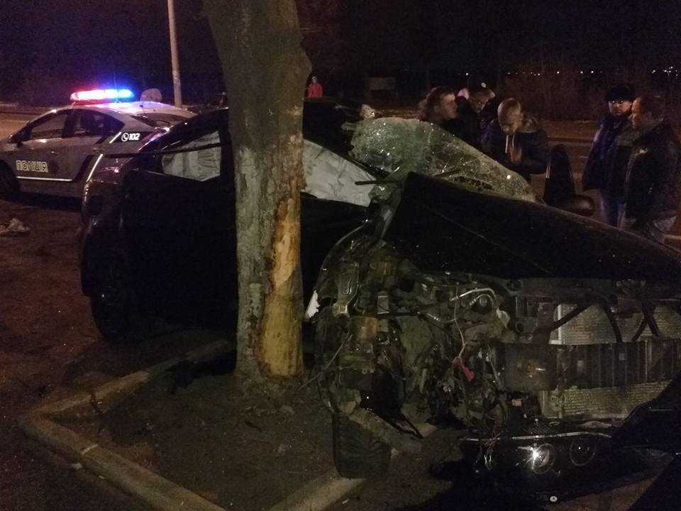 ДТП на Сичеславской Набережной возле "Поплавка": Mazda врезалась в дерево (ФОТО) 3