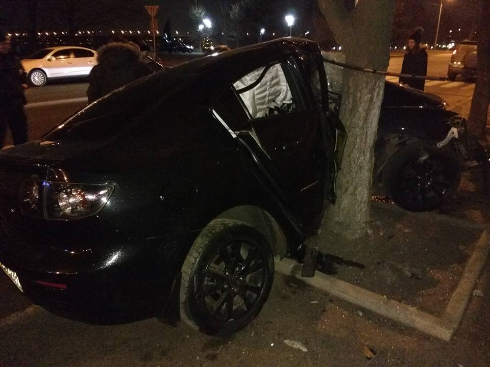 ДТП на Сичеславской Набережной возле "Поплавка": Mazda врезалась в дерево (ФОТО) 4