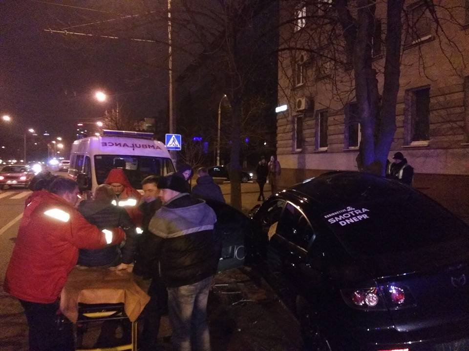 ДТП на Сичеславской Набережной возле "Поплавка": Mazda врезалась в дерево (ФОТО) 5