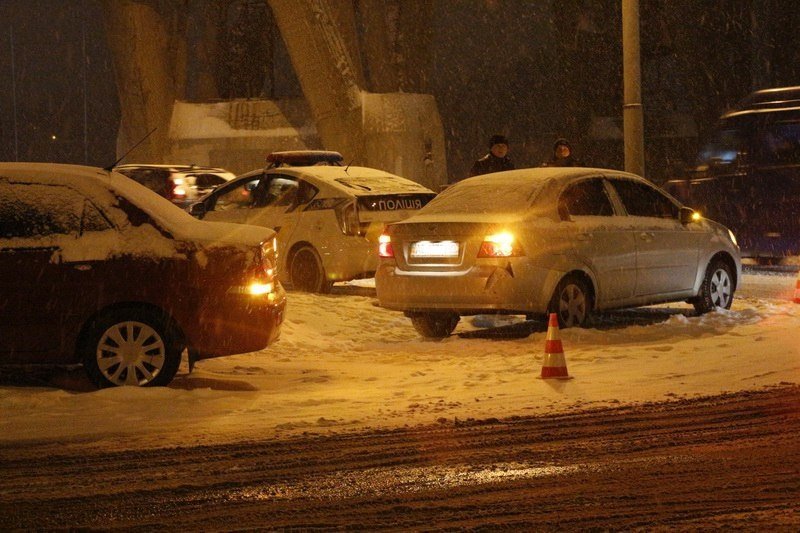 Авария в Днепре: столкнулось два автомобиля (ФОТО) 3