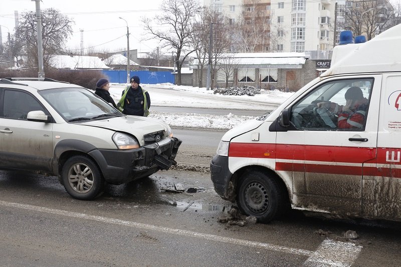 ДТП на Слобожанском: машина скорой помощи сбила человека и столкнулась с Hyundai Tucson (ФОТО, ВИДЕО) 4