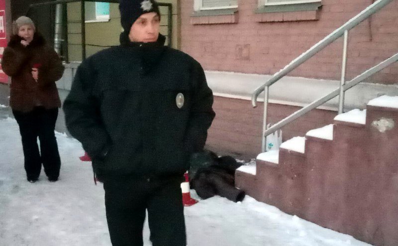 На 12 квартале мужчина умер прямо на улице (ФОТО) 1