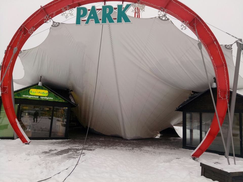 В Днепре обвалился купол парка развлечений (ФОТО) 1