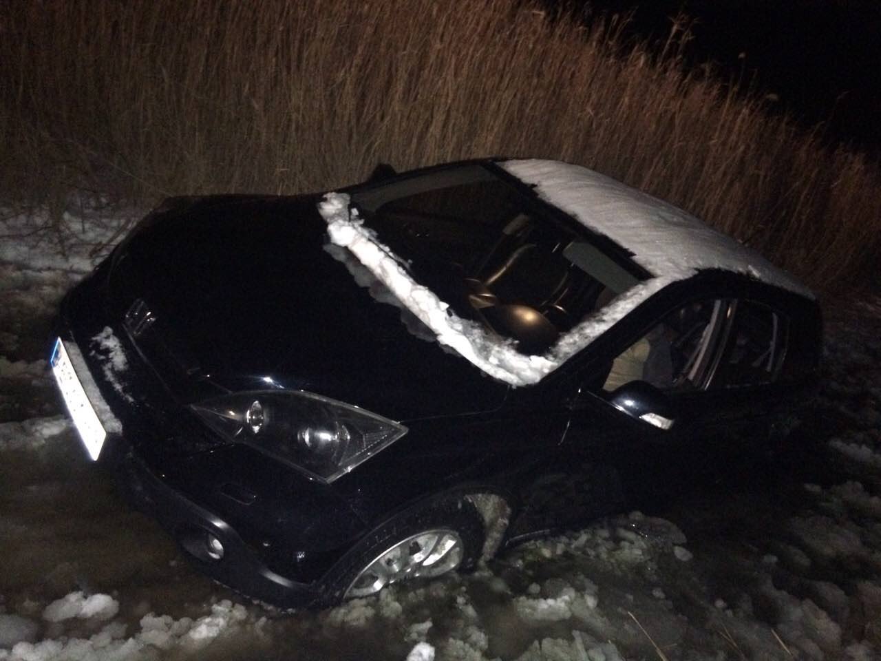 Спасатели Днепра вытащили автомобиль, который съехал в воду (ФОТО) 1