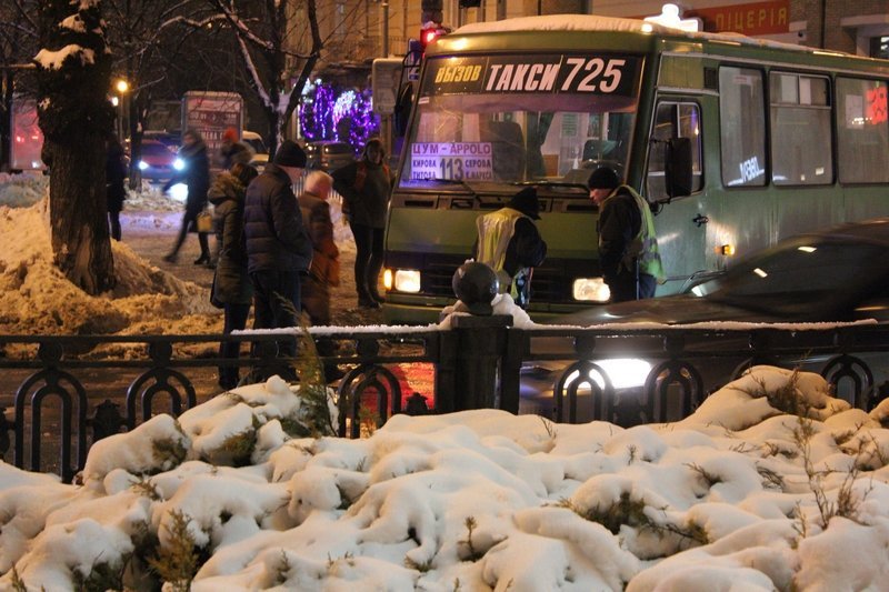 На Яворницкого автобус сбил человека (ФОТО) 1