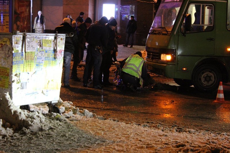 На Яворницкого автобус сбил человека (ФОТО) 2