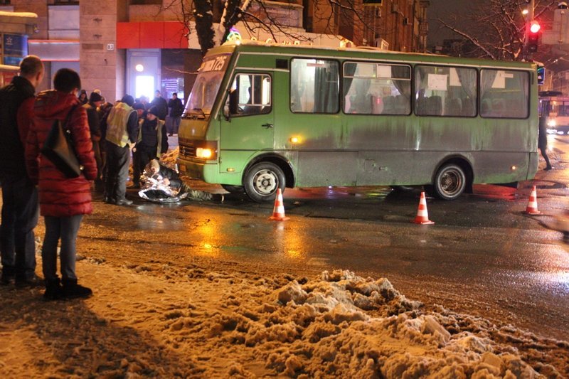 На Яворницкого автобус сбил человека (ФОТО) 3