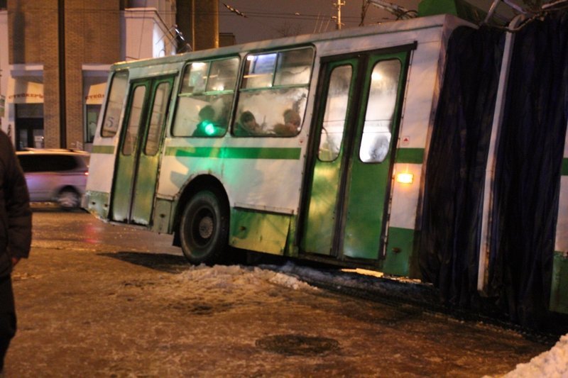 На Яворницкого автобус сбил человека (ФОТО) 7