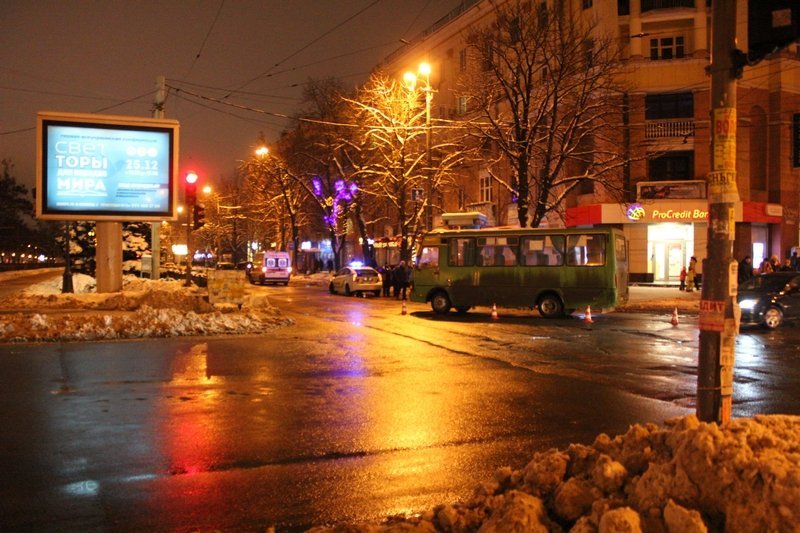 На Яворницкого автобус сбил человека (ФОТО) 9