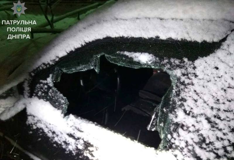 Разбил стекло и уснул: патрульные задержали мужчину, который грелся в чужом авто 1