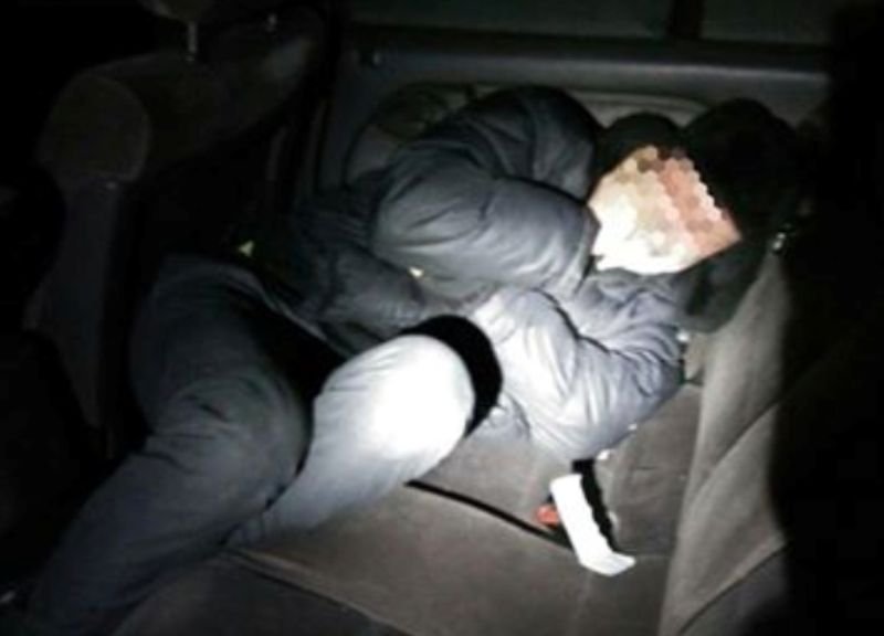 Разбил стекло и уснул: патрульные задержали мужчину, который грелся в чужом авто 2