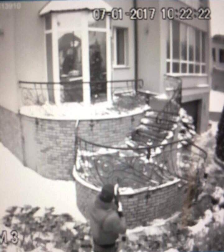 Под Днепром пытались захватить дом и взяли заложников: стреляли в полицию и охрану, есть раненные 1