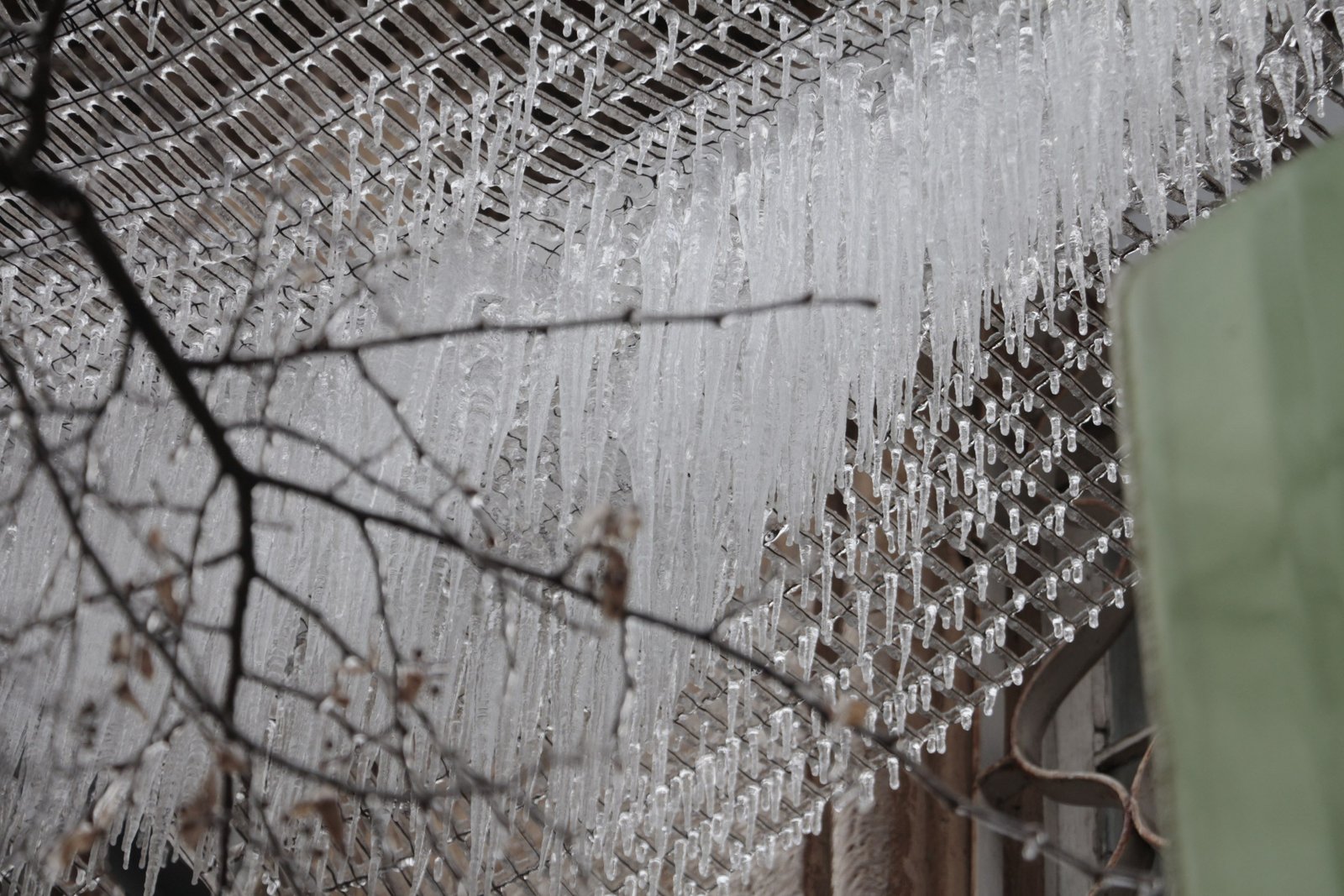 Будь внимательнее: Днепр атакуют опасные сосульки (ФОТО) 1