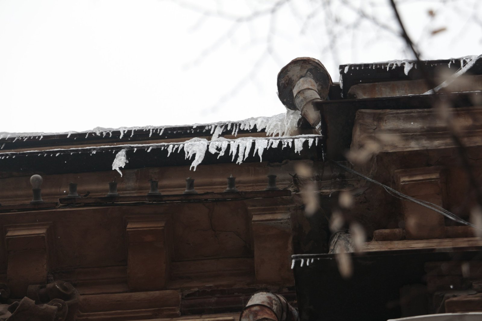 Будь внимательнее: Днепр атакуют опасные сосульки (ФОТО) 3